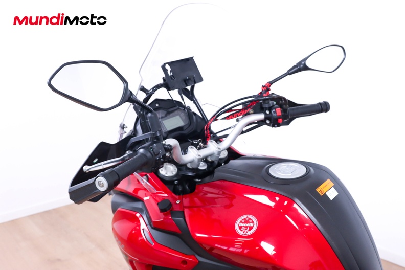 https://assets.mundimoto.com/images/0175cfd8-897e-40a4-a64e-0f01f3cdf898/COCKPIT_HANDLEBAR-0_medium.jpg