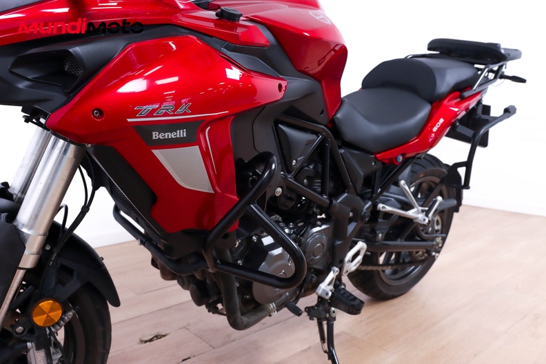 https://assets.mundimoto.com/images/0175cfd8-897e-40a4-a64e-0f01f3cdf898/LEFT_FRONT_DETAIL-0_medium.jpg