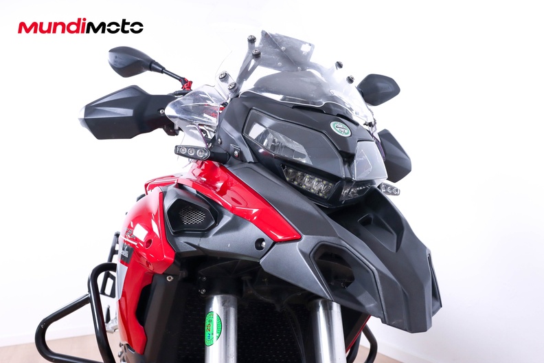 https://assets.mundimoto.com/images/0175cfd8-897e-40a4-a64e-0f01f3cdf898/RIGHT_FRONT_DETAIL-0_medium.jpg