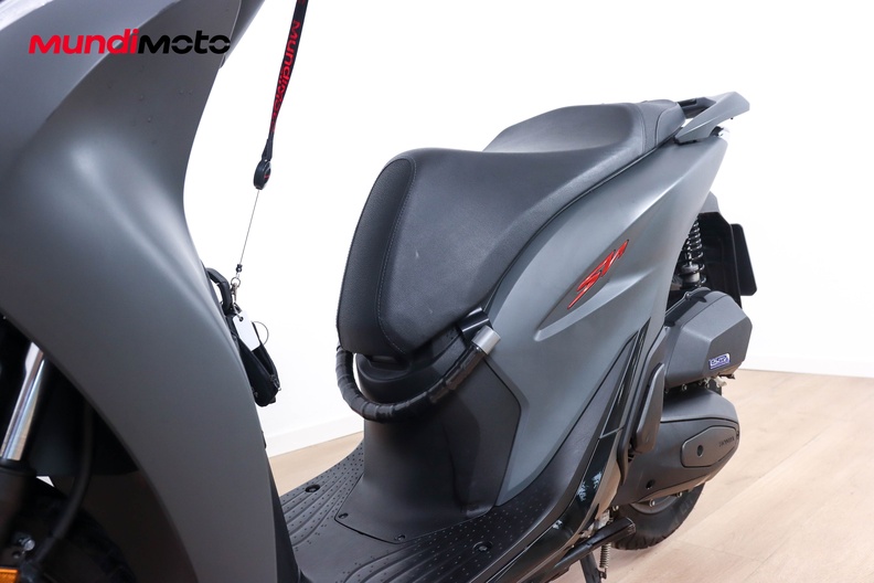 https://assets.mundimoto.com/images/03137f86-a4df-4343-a147-ac6aab618288/LEFT_FRONT_DETAIL-0_medium.jpg