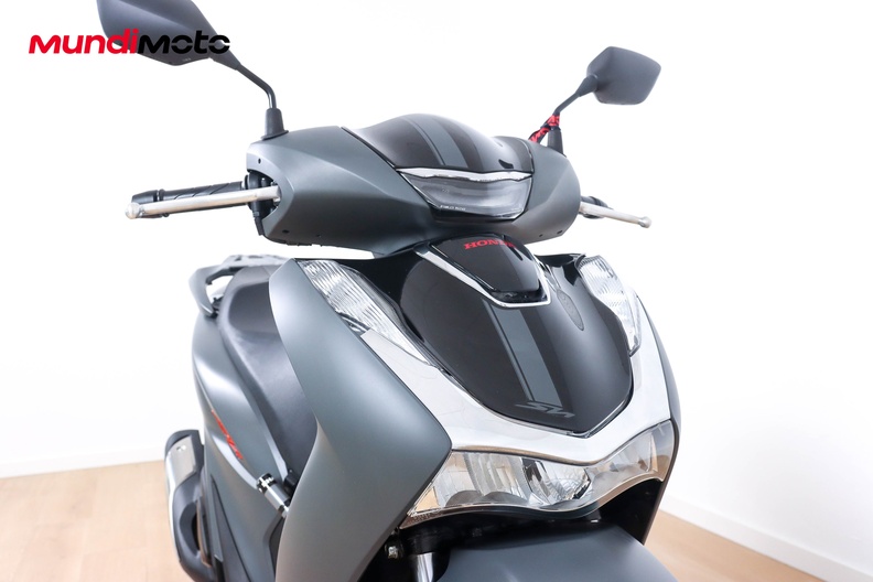 https://assets.mundimoto.com/images/03137f86-a4df-4343-a147-ac6aab618288/RIGHT_FRONT_DETAIL-0_medium.jpg