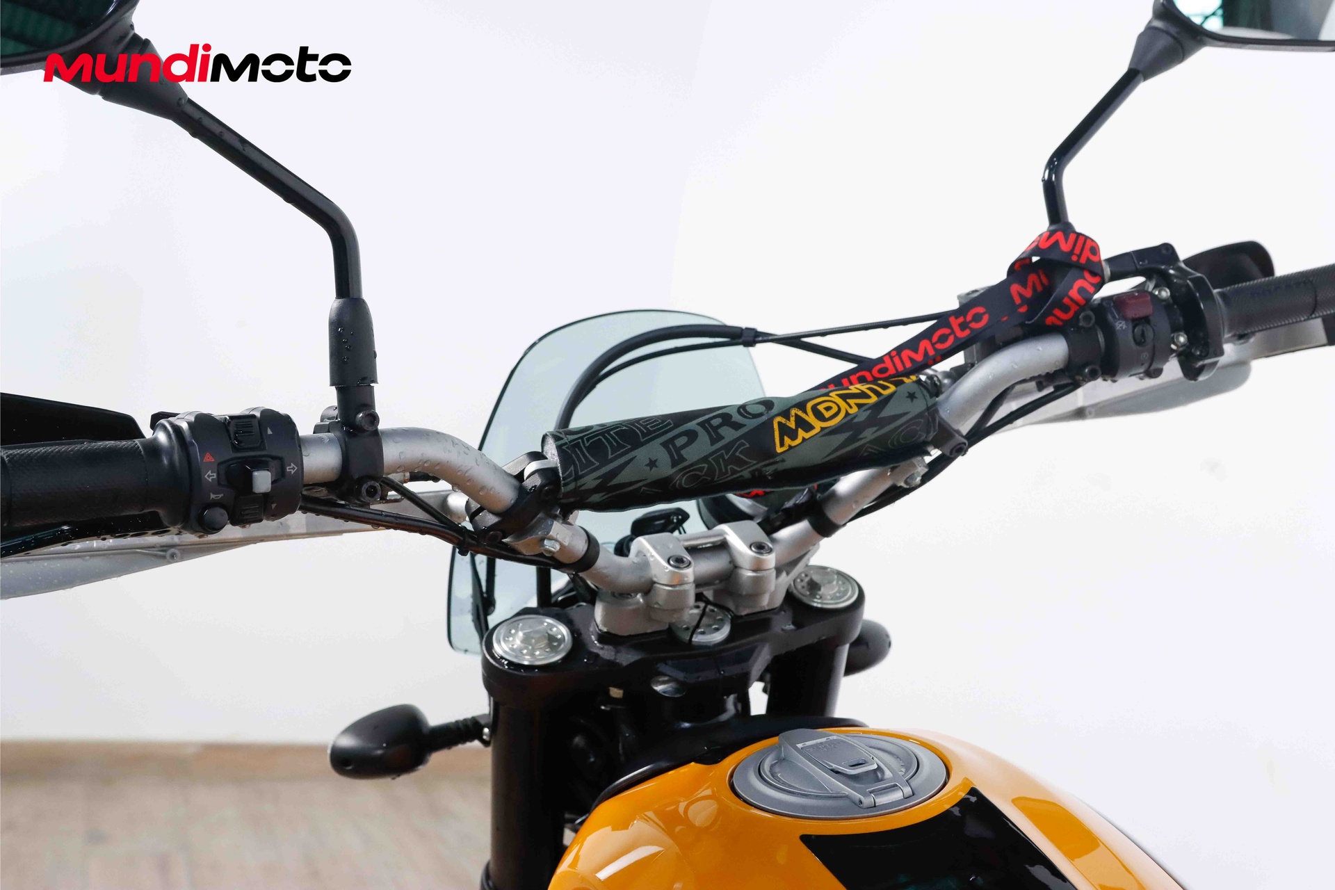 https://assets.mundimoto.com/images/03c03efc-bf4c-4eff-9fc4-a5007990785a/COCKPIT_HANDLEBAR-0_detail.jpg