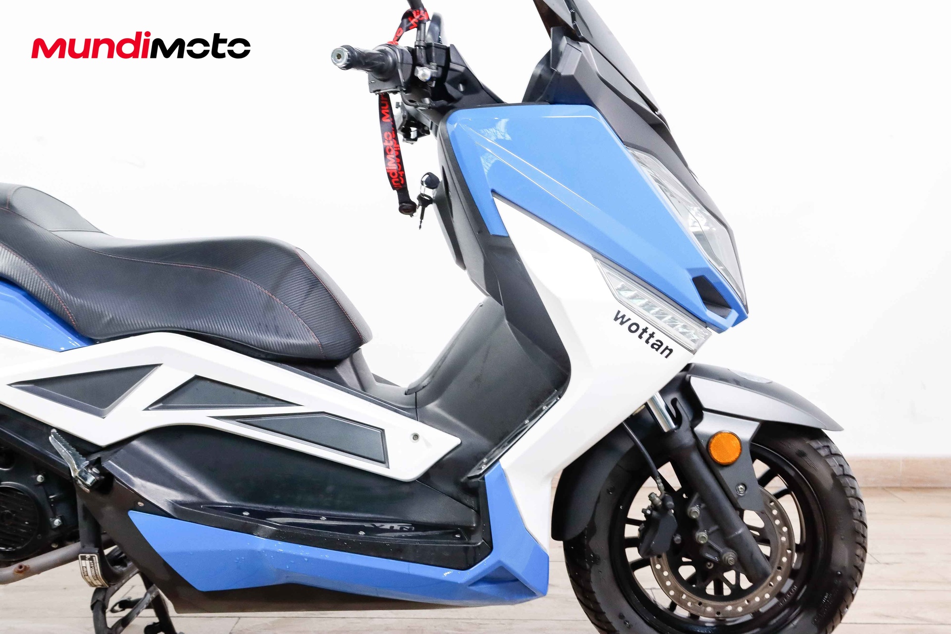 https://assets.mundimoto.com/images/0deb2b74-8289-4029-9d5f-8ae6dcc24f4d/DETAILS-0_detail.jpg