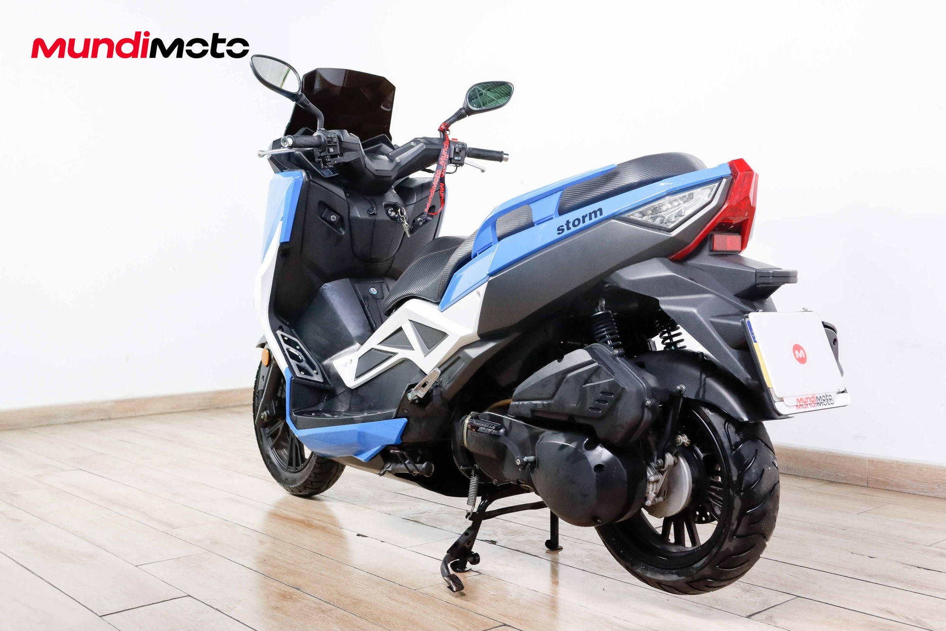 https://assets.mundimoto.com/images/0deb2b74-8289-4029-9d5f-8ae6dcc24f4d/LEFT_BACK-0_detail.jpg