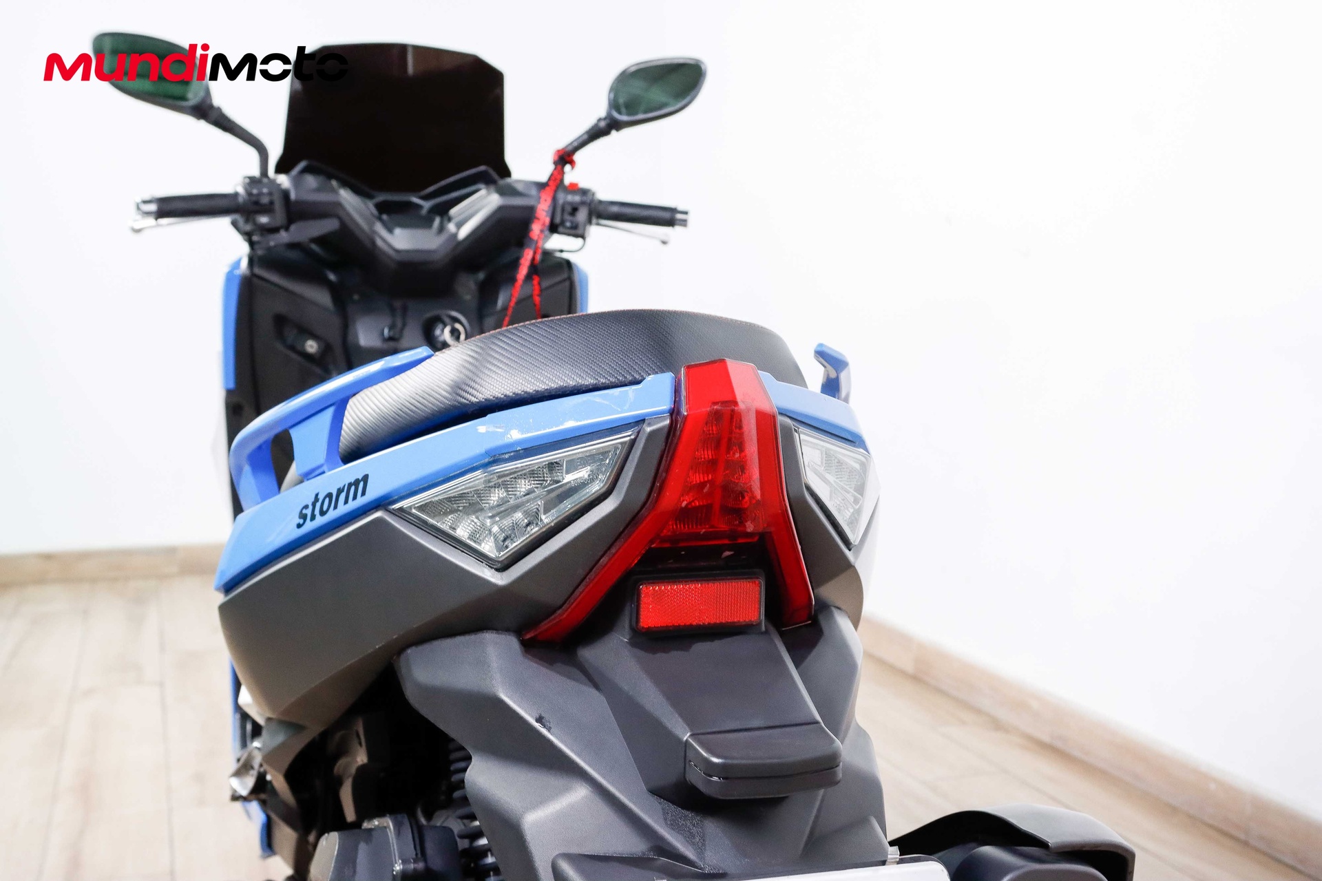 https://assets.mundimoto.com/images/0deb2b74-8289-4029-9d5f-8ae6dcc24f4d/LEFT_BACK_DETAIL-0_detail.jpg