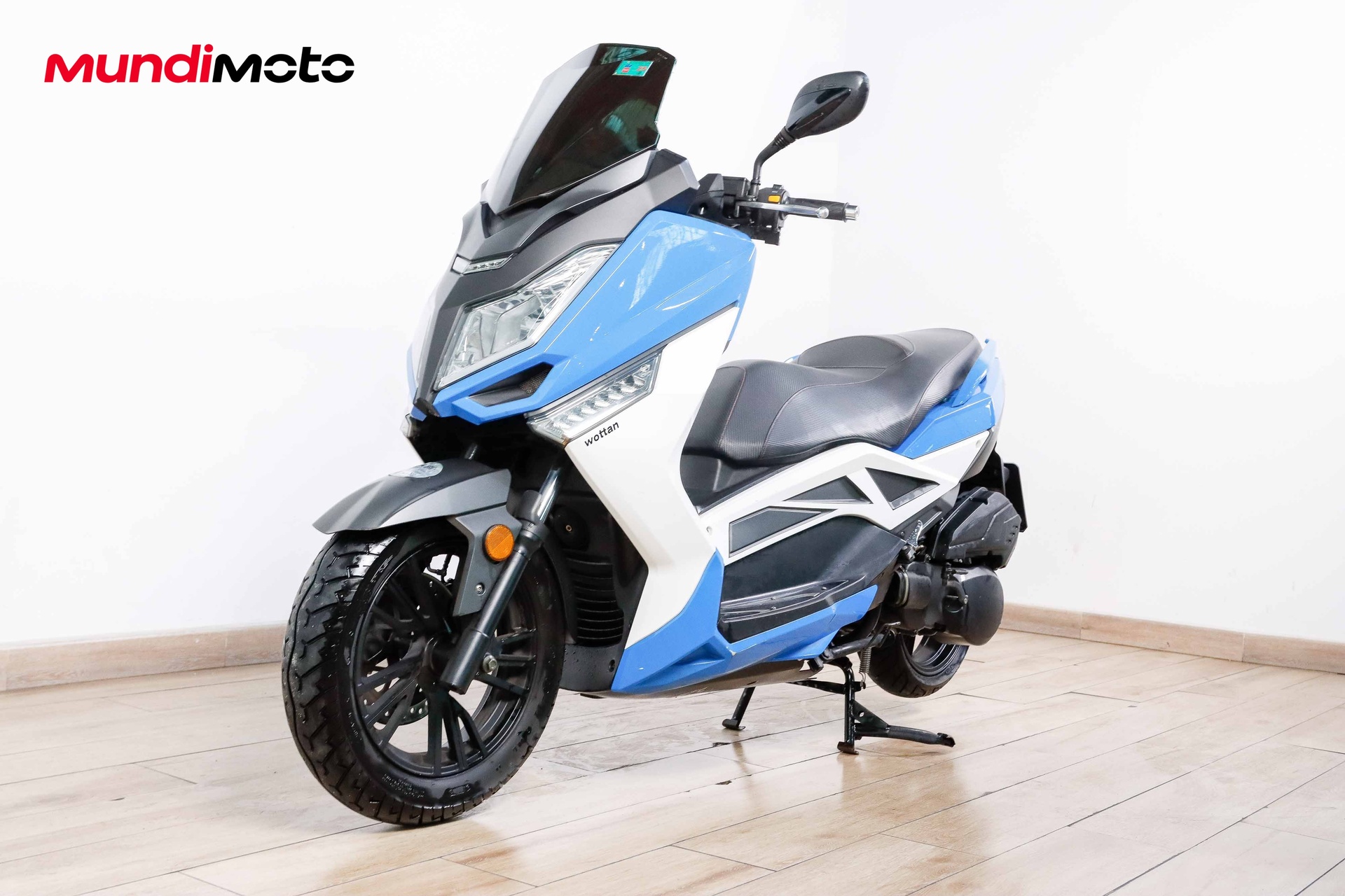 https://assets.mundimoto.com/images/0deb2b74-8289-4029-9d5f-8ae6dcc24f4d/LEFT_FRONT-0_detail.jpg