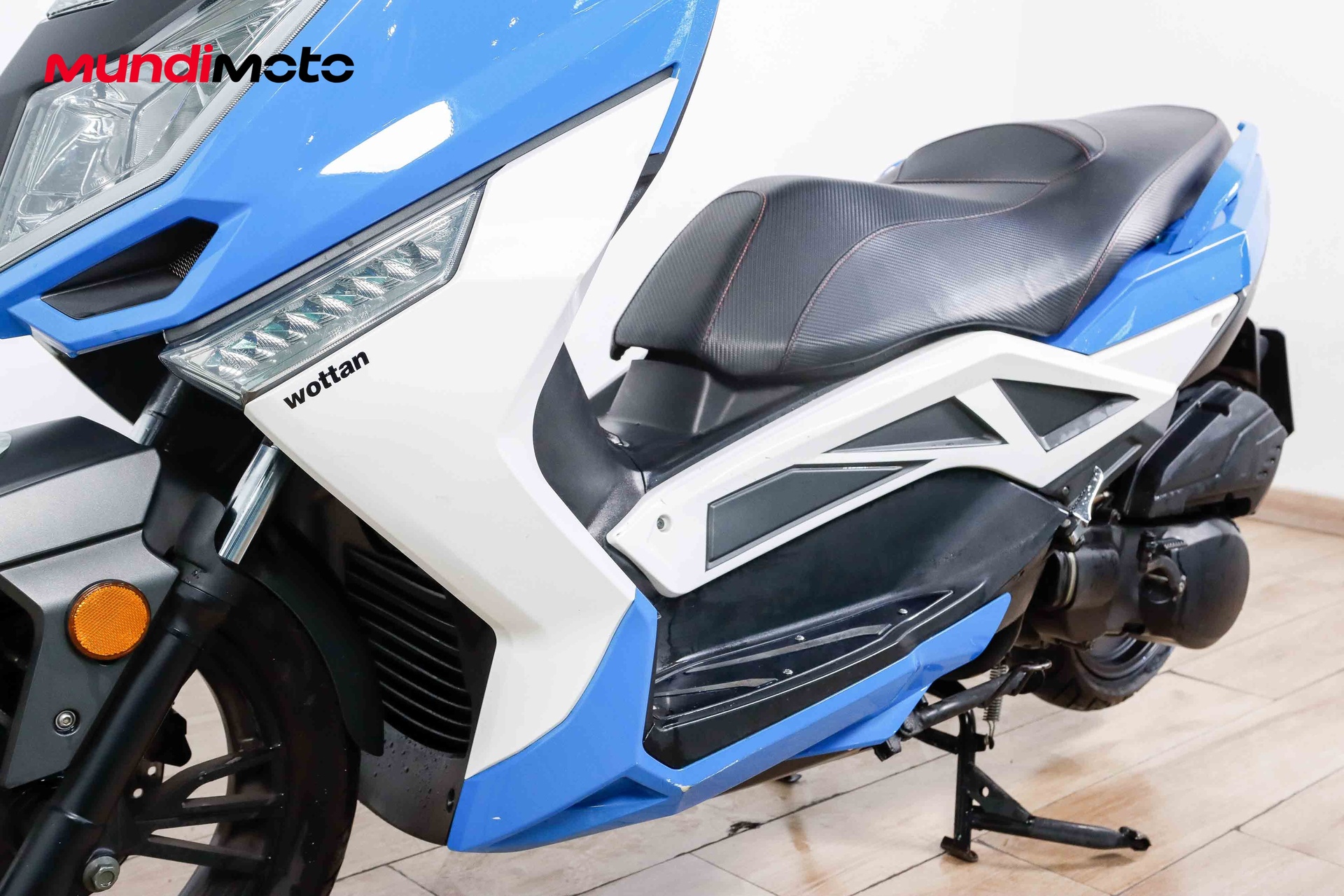 https://assets.mundimoto.com/images/0deb2b74-8289-4029-9d5f-8ae6dcc24f4d/LEFT_FRONT_DETAIL-0_detail.jpg