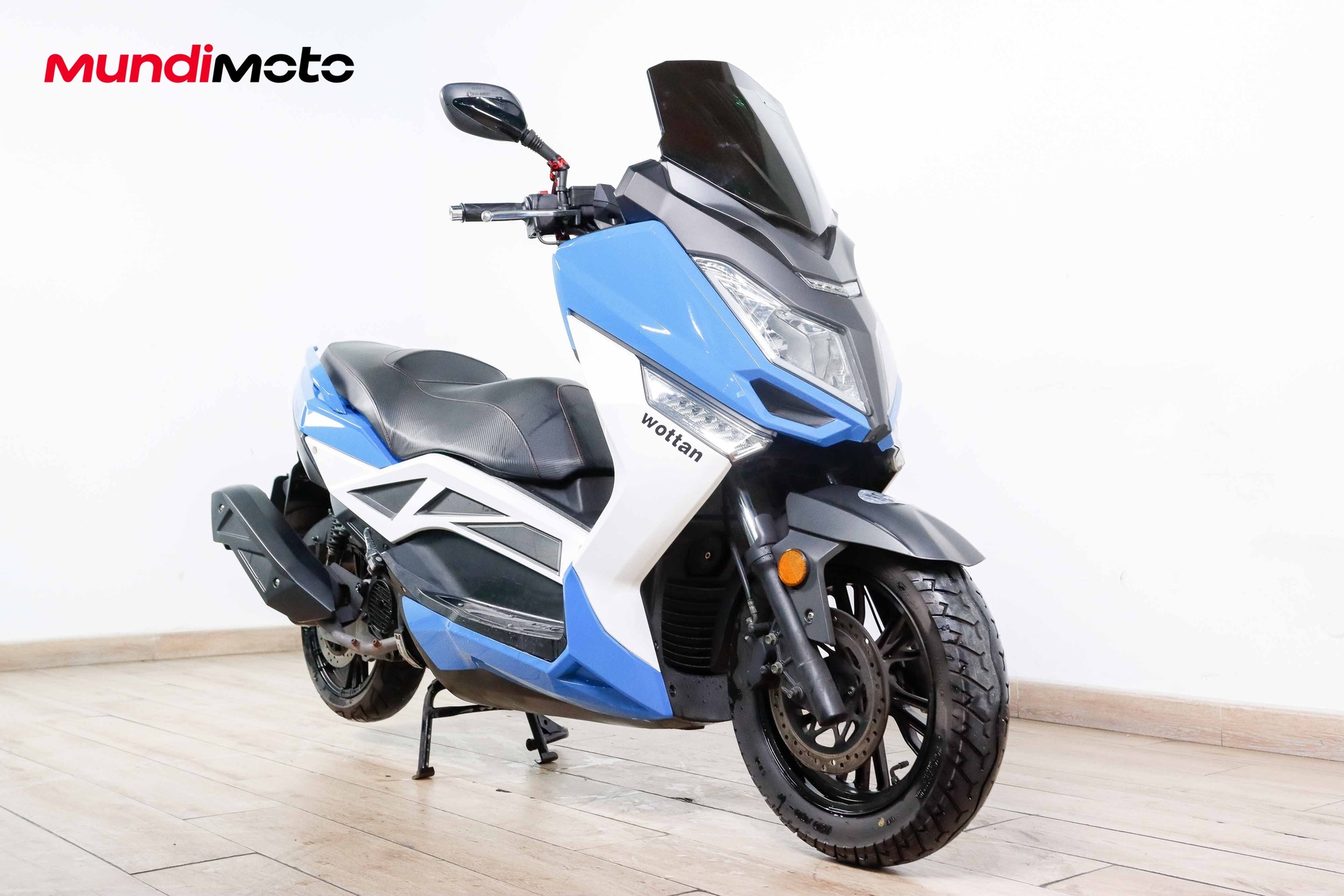 https://assets.mundimoto.com/images/0deb2b74-8289-4029-9d5f-8ae6dcc24f4d/RIGHT_FRONT-0_detail.jpg