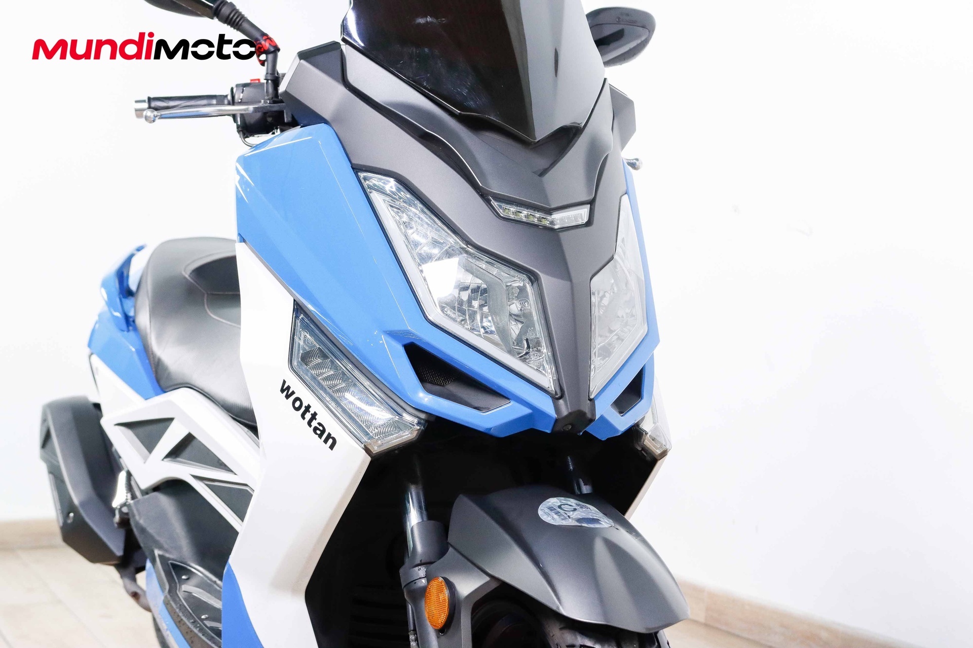 https://assets.mundimoto.com/images/0deb2b74-8289-4029-9d5f-8ae6dcc24f4d/RIGHT_FRONT_DETAIL-0_detail.jpg