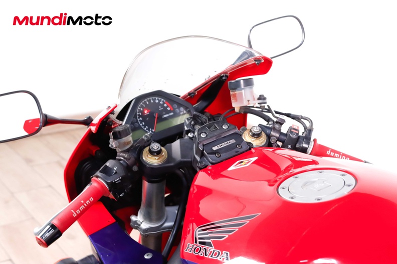 https://assets.mundimoto.com/images/0ecc6d8d-38b9-4f6b-9952-1679890356ee/COCKPIT_10_medium.jpg