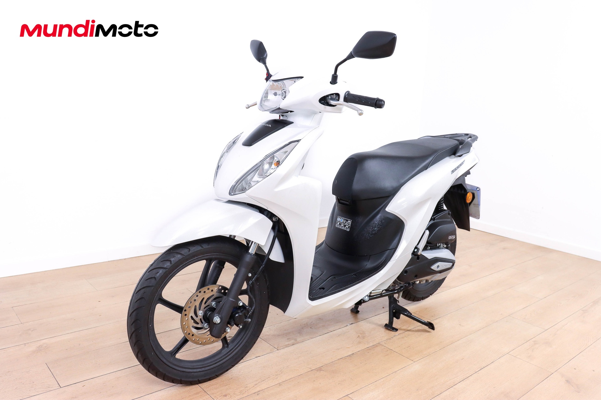 https://assets.mundimoto.com/images/106a74e0-29b1-49fd-b0e3-d16a4d3c3fbd/LEFT_FRONT-0_detail.jpg