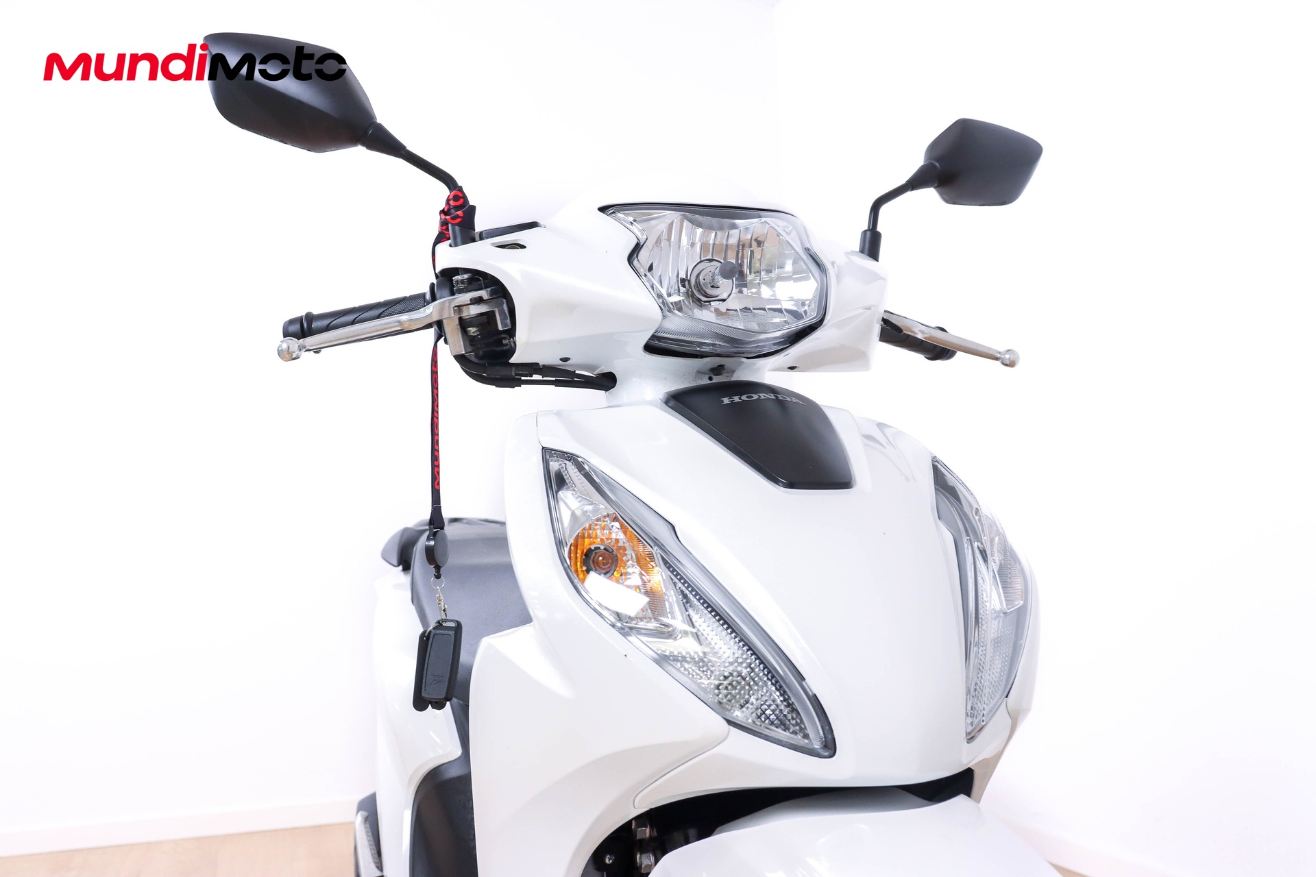 https://assets.mundimoto.com/images/106a74e0-29b1-49fd-b0e3-d16a4d3c3fbd/RIGHT_FRONT_DETAIL-0_detail.jpg