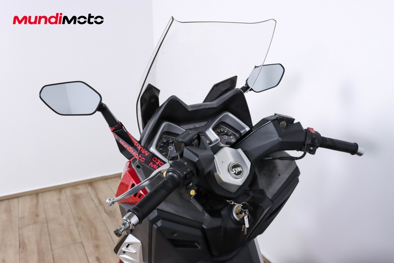 https://assets.mundimoto.com/images/132c9e37-8de8-4d23-84e0-2f64f7ba04b5/COCKPIT_HANDLEBAR-0_medium.jpg