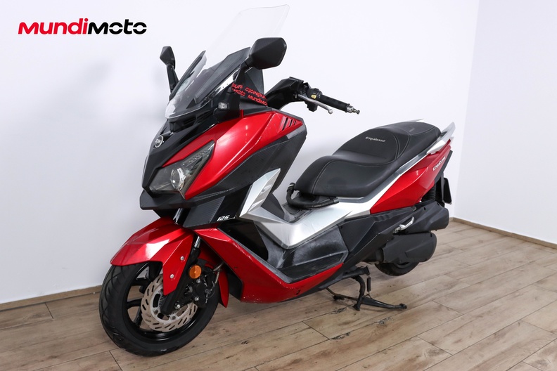 https://assets.mundimoto.com/images/132c9e37-8de8-4d23-84e0-2f64f7ba04b5/LEFT_FRONT-0_medium.jpg