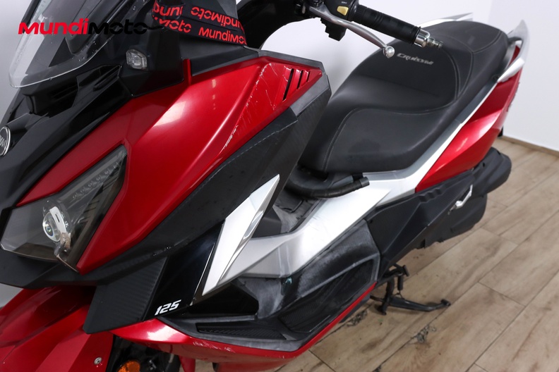 https://assets.mundimoto.com/images/132c9e37-8de8-4d23-84e0-2f64f7ba04b5/LEFT_FRONT_DETAIL-0_medium.jpg