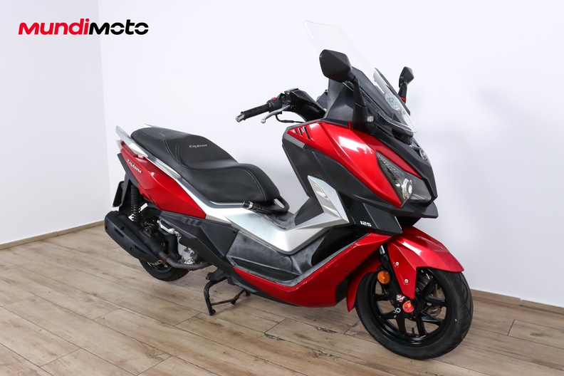 https://assets.mundimoto.com/images/132c9e37-8de8-4d23-84e0-2f64f7ba04b5/RIGHT_FRONT-0_medium.jpg