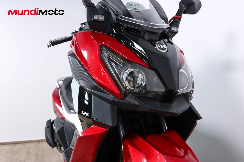 https://assets.mundimoto.com/images/132c9e37-8de8-4d23-84e0-2f64f7ba04b5/RIGHT_FRONT_DETAIL-0_medium.jpg