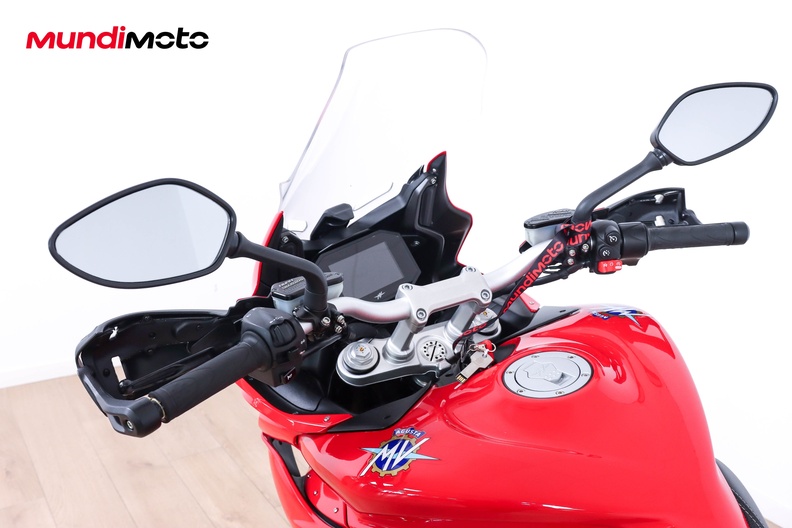 https://assets.mundimoto.com/images/14ff71cd-2b82-422d-be08-ab32d703b447/COCKPIT_HANDLEBAR-0_medium.jpg