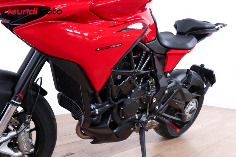 https://assets.mundimoto.com/images/14ff71cd-2b82-422d-be08-ab32d703b447/LEFT_FRONT_DETAIL-0_medium.jpg