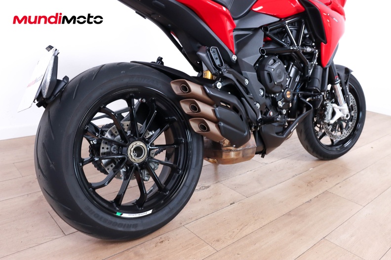 https://assets.mundimoto.com/images/14ff71cd-2b82-422d-be08-ab32d703b447/RIGHT_BACK_DETAIL-0_medium.jpg