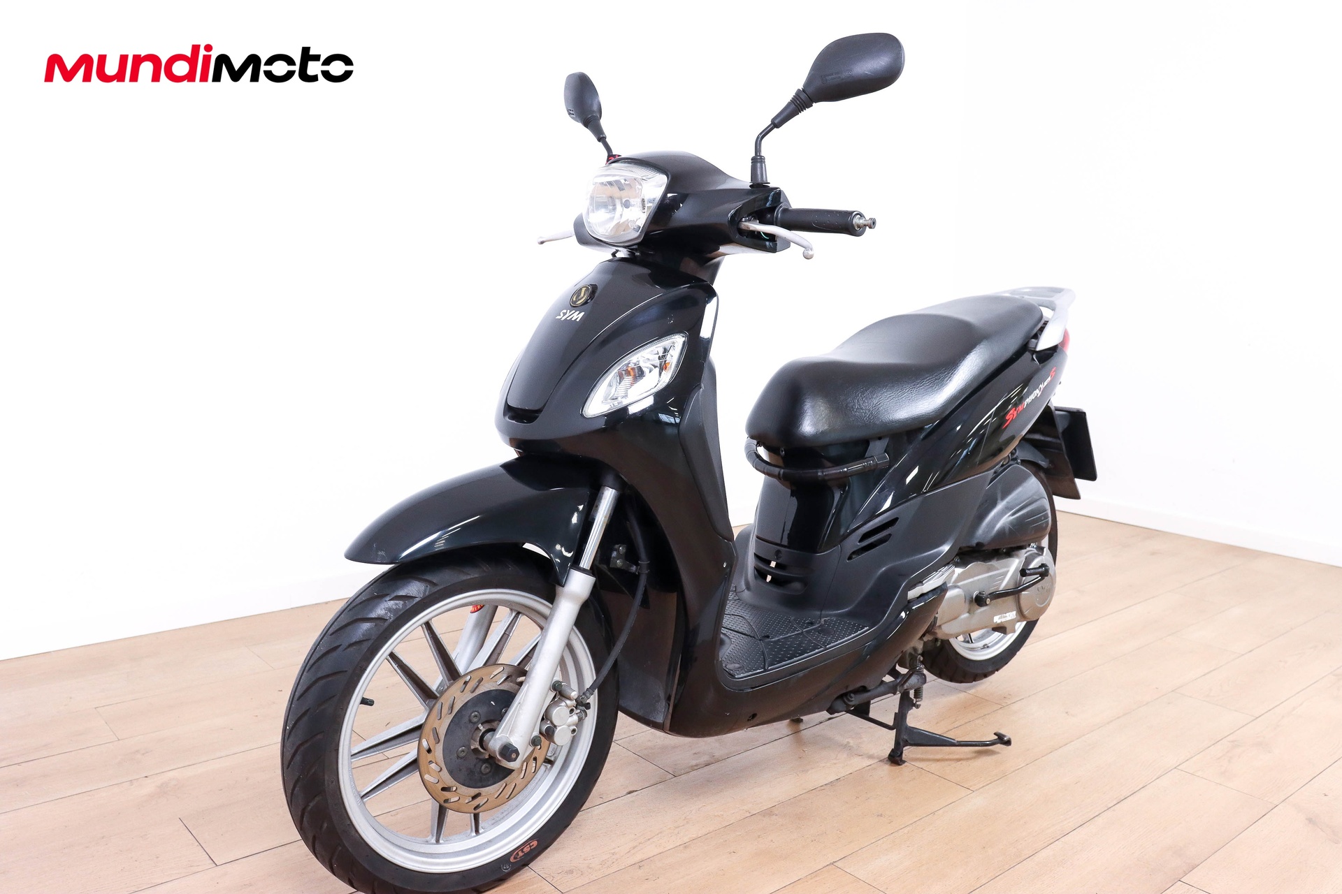 https://assets.mundimoto.com/images/1619d284-2137-4703-a9e0-95b8493728db/LEFT_FRONT-0_detail.jpg