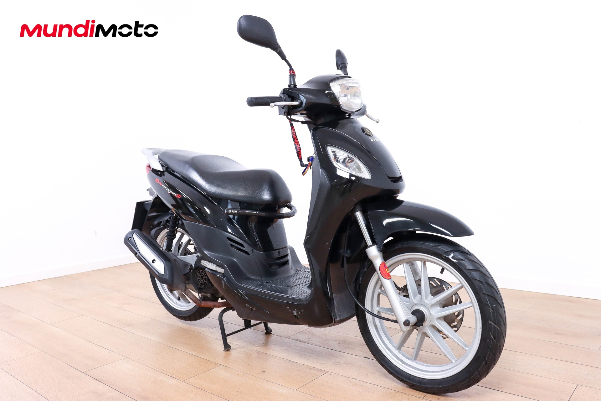 https://assets.mundimoto.com/images/1619d284-2137-4703-a9e0-95b8493728db/RIGHT_FRONT-0_detail.jpg