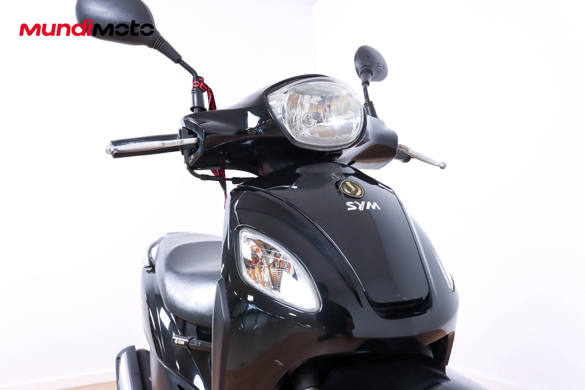 https://assets.mundimoto.com/images/1619d284-2137-4703-a9e0-95b8493728db/RIGHT_FRONT_DETAIL-0_detail.jpg