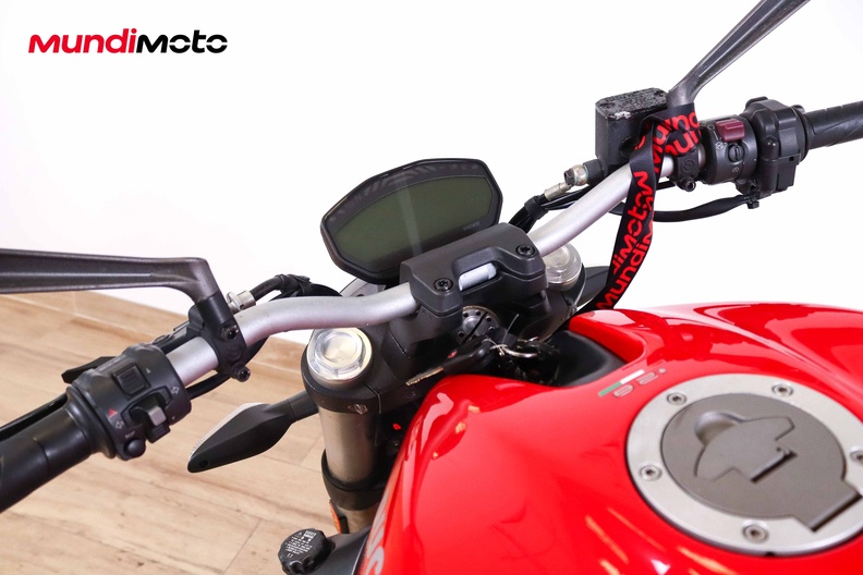 https://assets.mundimoto.com/images/17d06a95-71c5-4e5a-b4b7-1767c240c8c9/COCKPIT_HANDLEBAR-0_medium.jpg