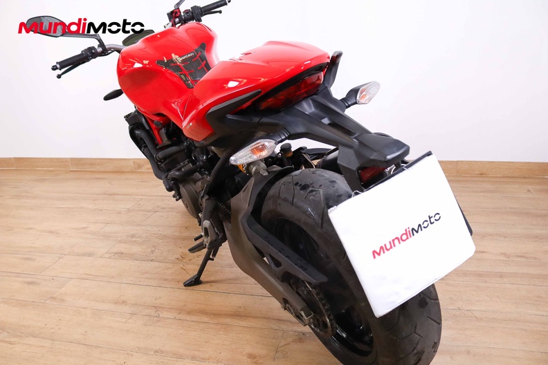 https://assets.mundimoto.com/images/17d06a95-71c5-4e5a-b4b7-1767c240c8c9/LEFT_BACK_DETAIL-0_medium.jpg