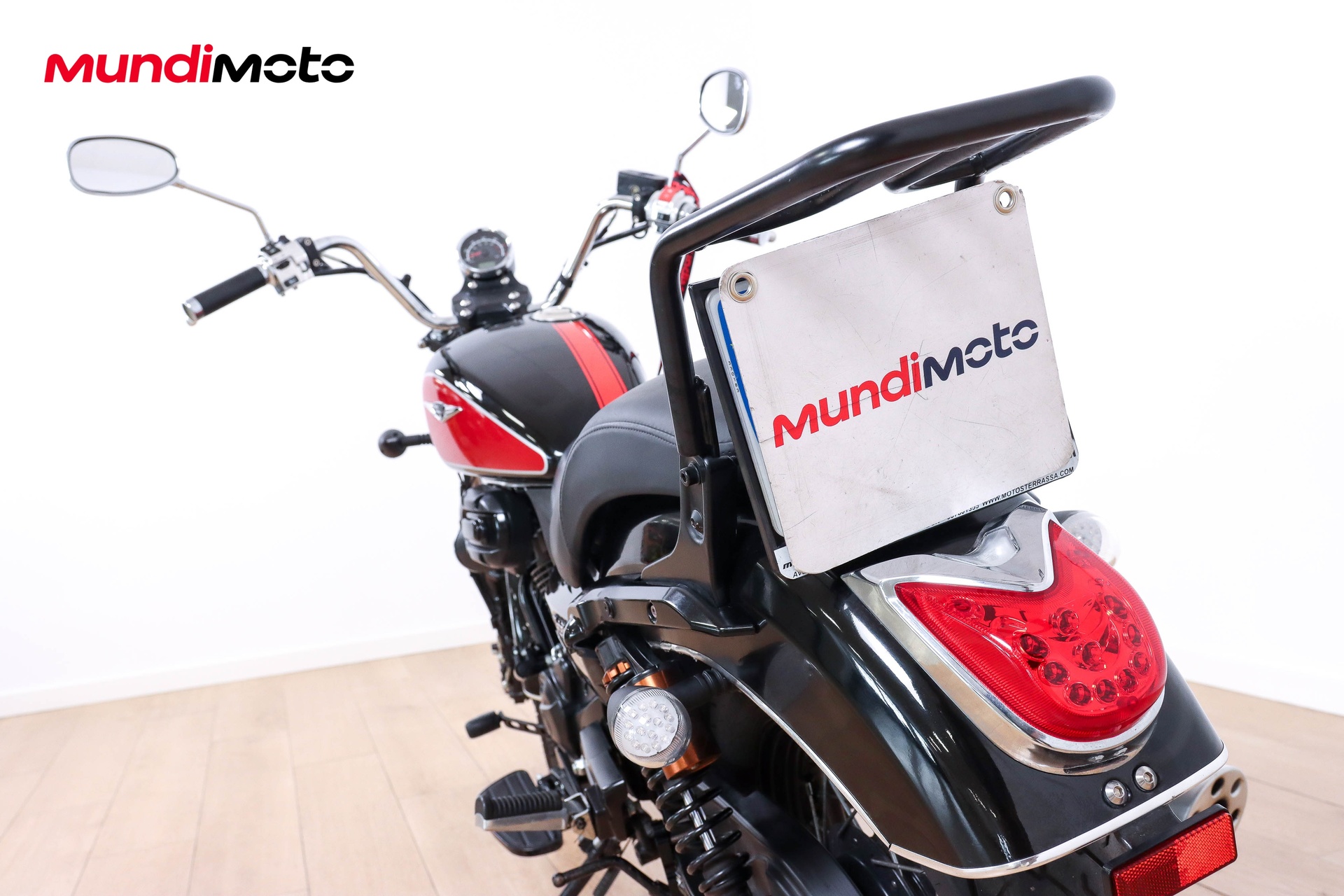 https://assets.mundimoto.com/images/18b5e030-d8ff-4bf5-83bb-7f5dc5591ce3/LEFT_BACK_DETAIL-0_detail.jpg