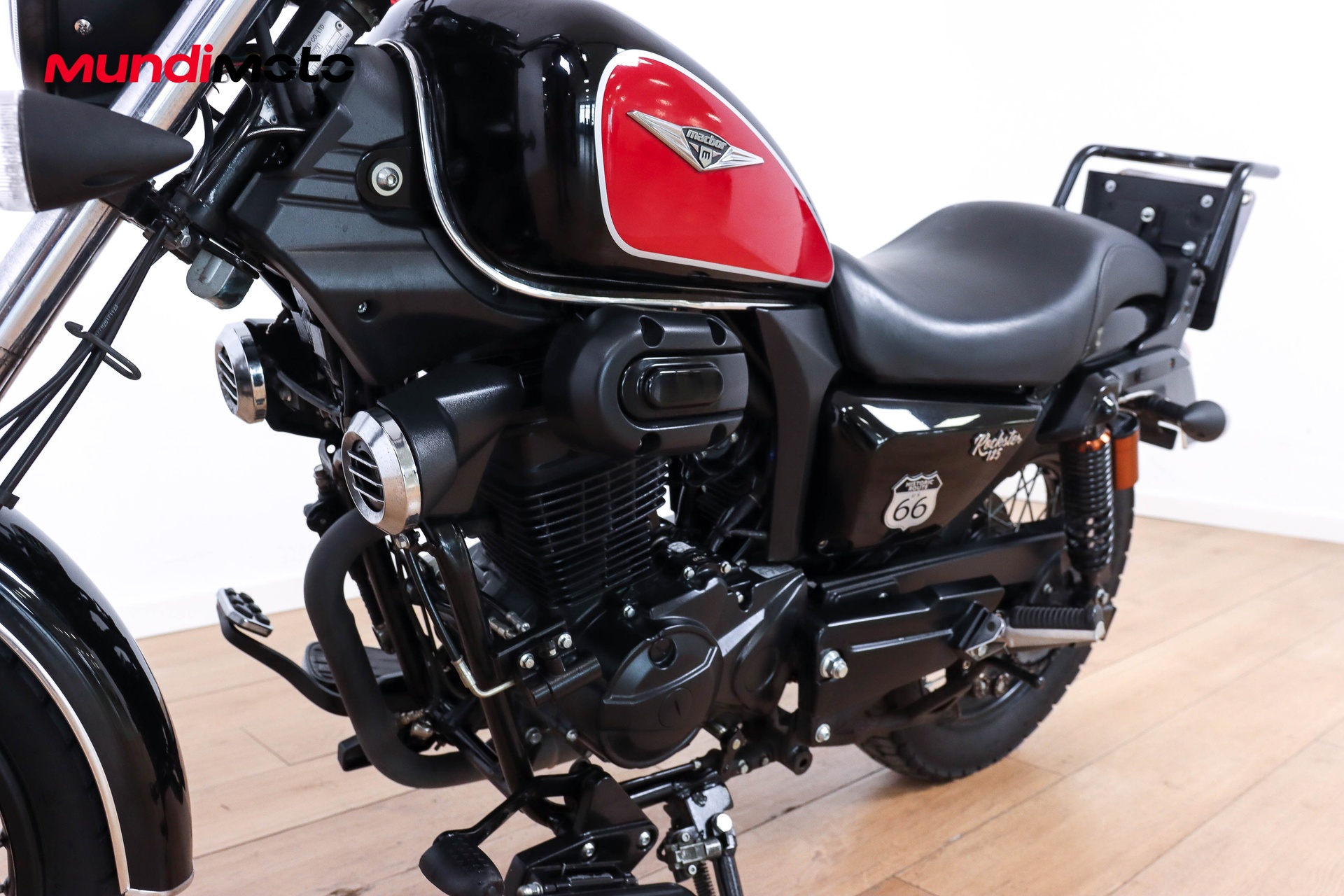 https://assets.mundimoto.com/images/18b5e030-d8ff-4bf5-83bb-7f5dc5591ce3/LEFT_FRONT_DETAIL-0_detail.jpg