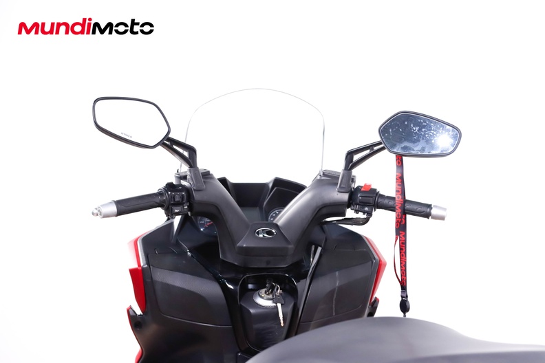 https://assets.mundimoto.com/images/1b953e9e-1295-4d14-9c9a-36c8df17d08e/COCKPIT_10_medium.jpg