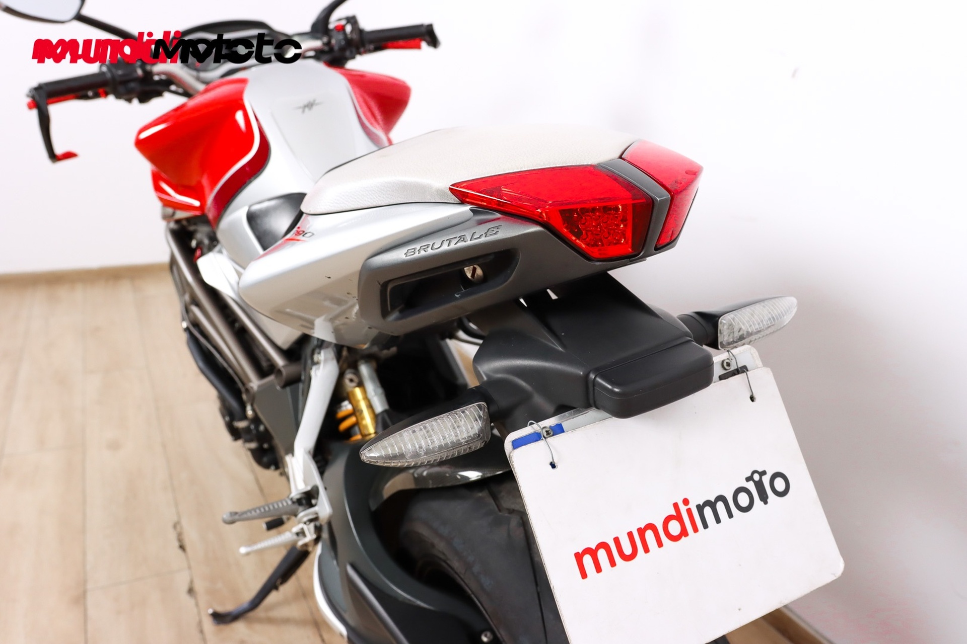 https://assets.mundimoto.com/images/1fe10efb-5b55-4677-a270-b892fc1839b2/LEFT_BACK_DETAIL-0_detail.jpg