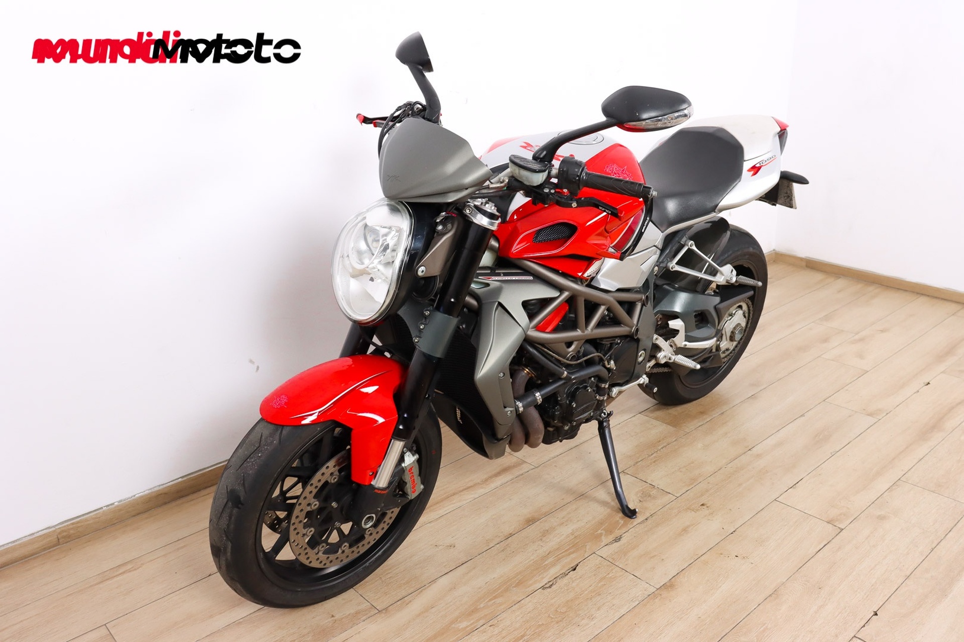 https://assets.mundimoto.com/images/1fe10efb-5b55-4677-a270-b892fc1839b2/LEFT_FRONT-0_detail.jpg