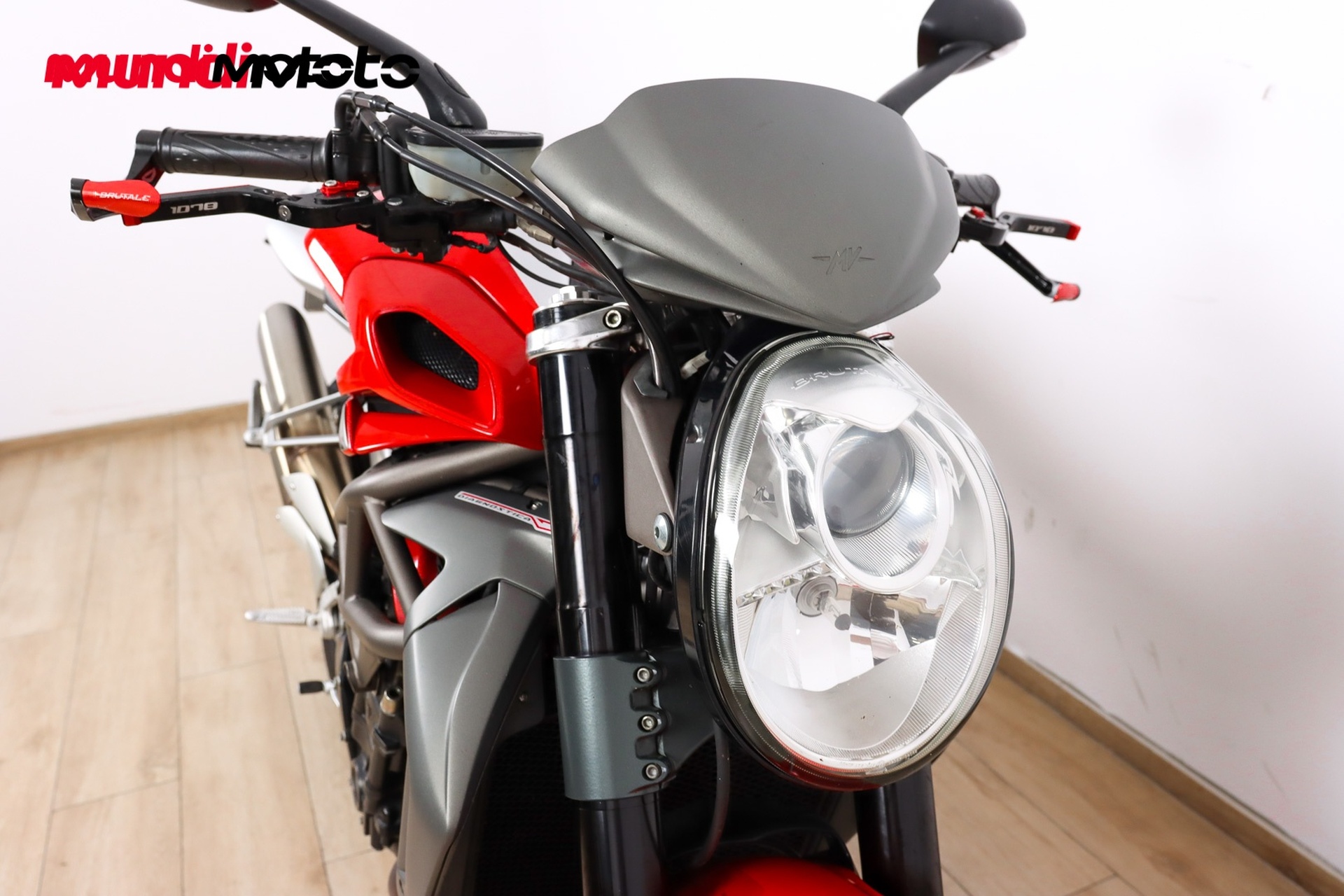 https://assets.mundimoto.com/images/1fe10efb-5b55-4677-a270-b892fc1839b2/LEFT_FRONT_DETAIL-0_detail.jpg