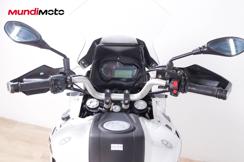 https://assets.mundimoto.com/images/260ae207-e9bd-4482-8872-740f433472a9/COCKPIT_HANDLEBAR-0_medium.jpg