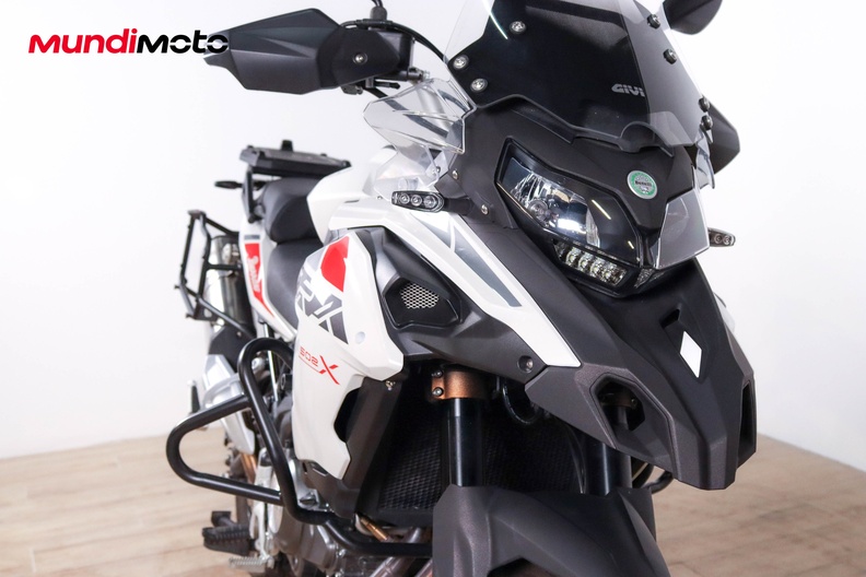 https://assets.mundimoto.com/images/260ae207-e9bd-4482-8872-740f433472a9/RIGHT_FRONT_DETAIL-0_medium.jpg