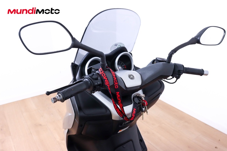 https://assets.mundimoto.com/images/2627dd25-a6f2-495c-b81b-8a2a634f85d0/COCKPIT_HANDLEBAR-0_medium.jpg