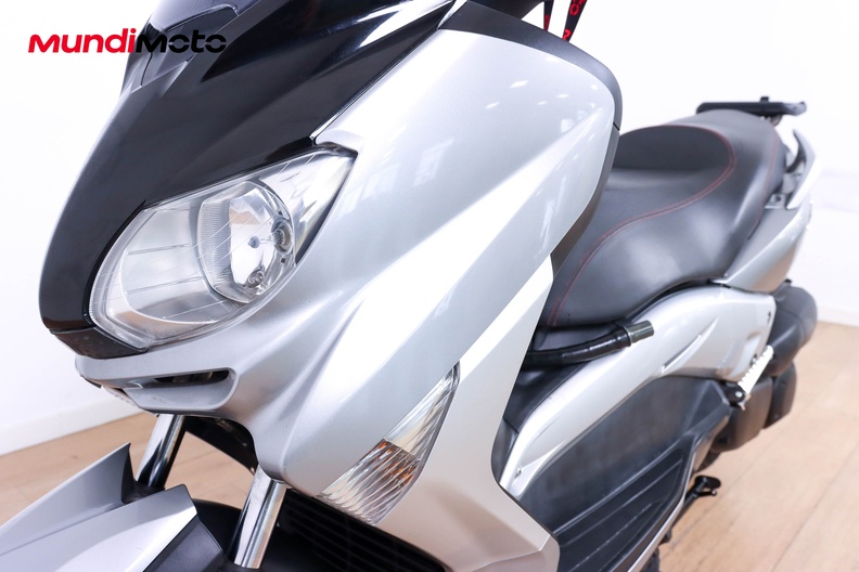 https://assets.mundimoto.com/images/2627dd25-a6f2-495c-b81b-8a2a634f85d0/LEFT_FRONT_DETAIL-0_medium.jpg