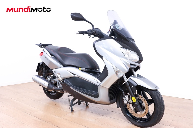 https://assets.mundimoto.com/images/2627dd25-a6f2-495c-b81b-8a2a634f85d0/RIGHT_FRONT-0_medium.jpg