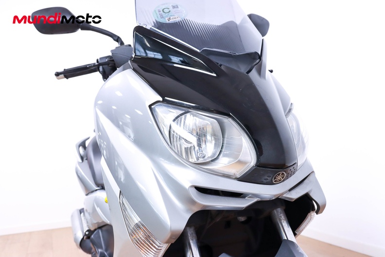 https://assets.mundimoto.com/images/2627dd25-a6f2-495c-b81b-8a2a634f85d0/RIGHT_FRONT_DETAIL-0_medium.jpg