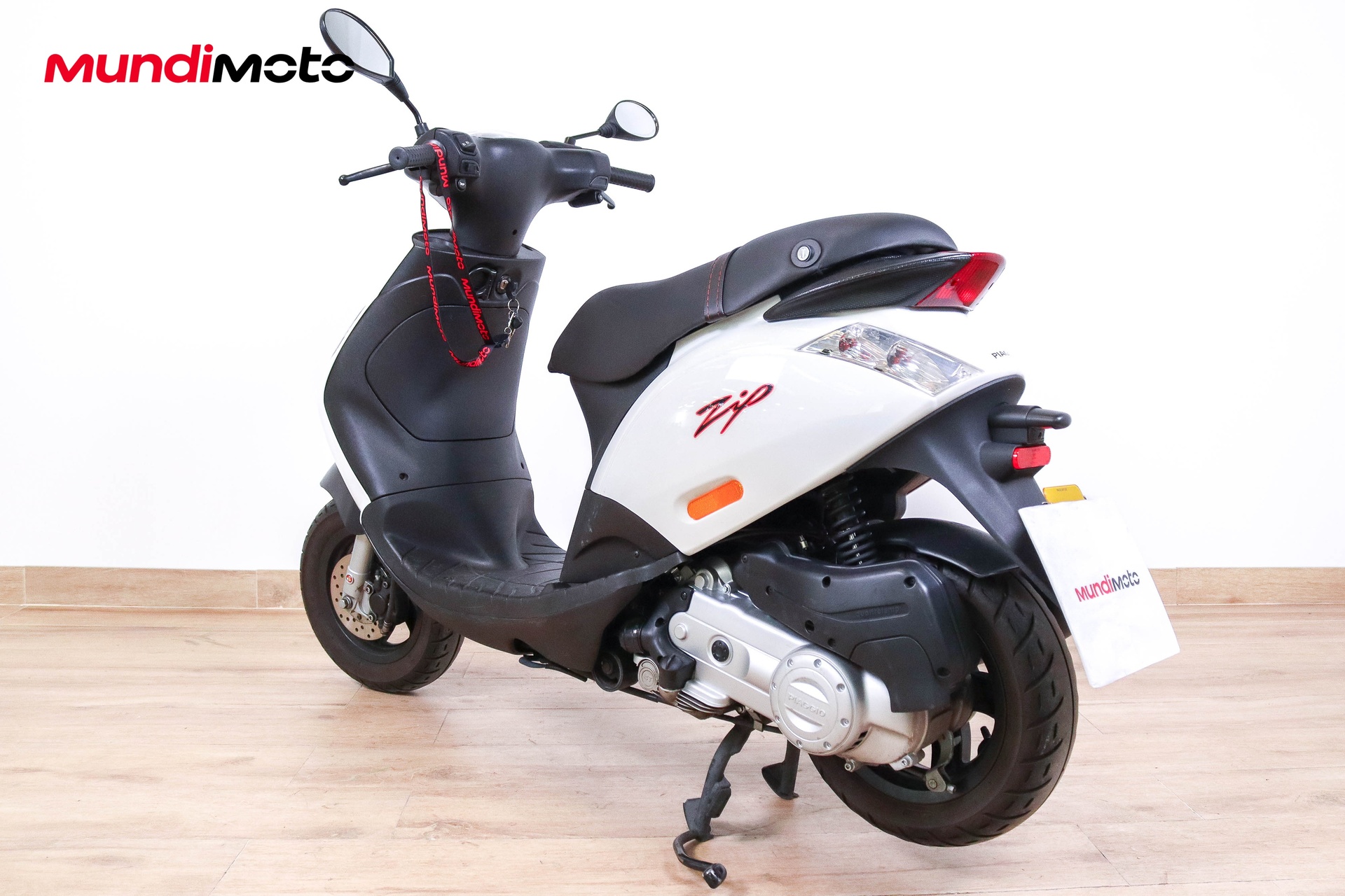 https://assets.mundimoto.com/images/26b4d952-ec9c-4da5-b3c2-0adc801822fd/LEFT_FRONT-0_detail.jpg