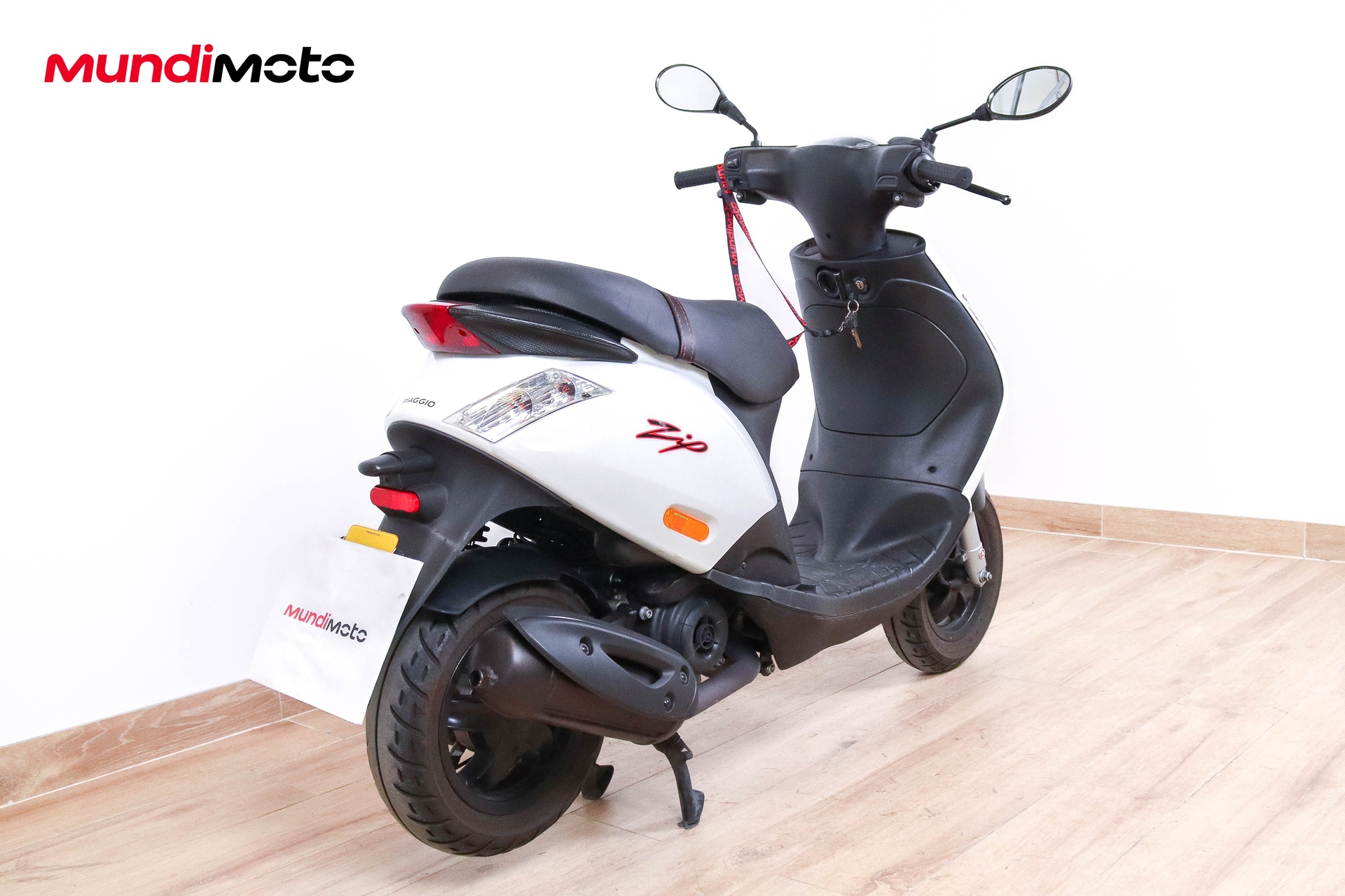 https://assets.mundimoto.com/images/26b4d952-ec9c-4da5-b3c2-0adc801822fd/RIGHT_FRONT-0_detail.jpg