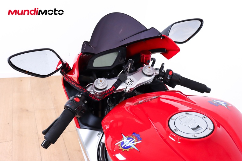 https://assets.mundimoto.com/images/2b17c6ad-c082-4e6f-8ce4-5e93a1bcbb14/COCKPIT_HANDLEBAR-0_medium.jpg