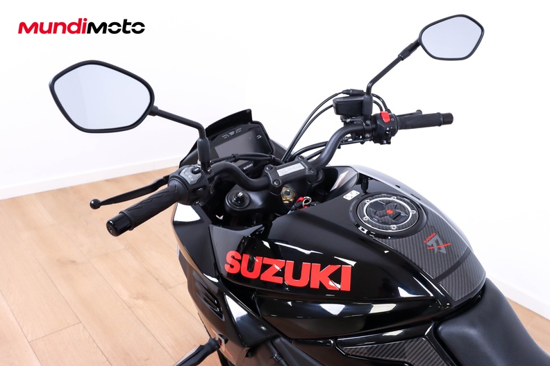 https://assets.mundimoto.com/images/2b95ba31-e3f9-46f5-b4ad-1812ffc52ab2/COCKPIT_HANDLEBAR-0_medium.jpg