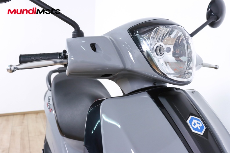 https://assets.mundimoto.com/images/2f072e46-35a6-4bd6-bb30-b5e5718ce7d3/RIGHT_FRONT_DETAIL-0_medium.jpg