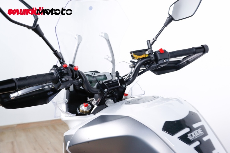 https://assets.mundimoto.com/images/3038f5d2-73e7-44ef-8341-39a041974d69/COCKPIT_HANDLEBAR-0_medium.jpg