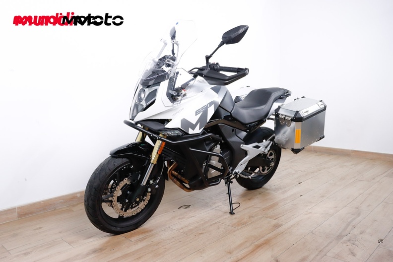 https://assets.mundimoto.com/images/3038f5d2-73e7-44ef-8341-39a041974d69/LEFT_FRONT-0_medium.jpg