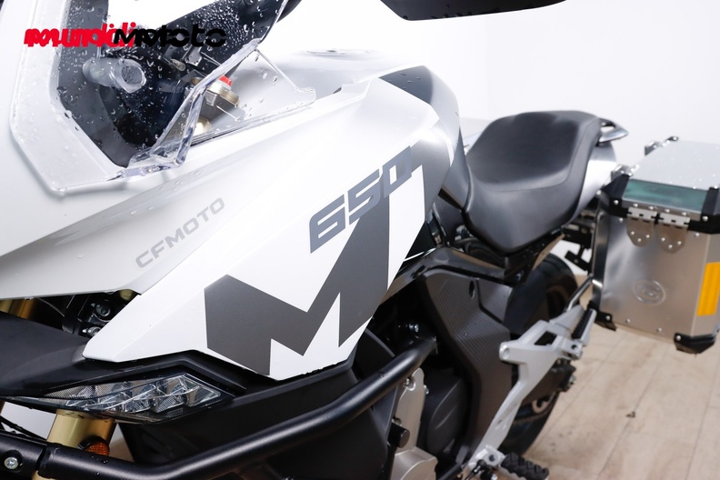 https://assets.mundimoto.com/images/3038f5d2-73e7-44ef-8341-39a041974d69/LEFT_FRONT_DETAIL-0_medium.jpg