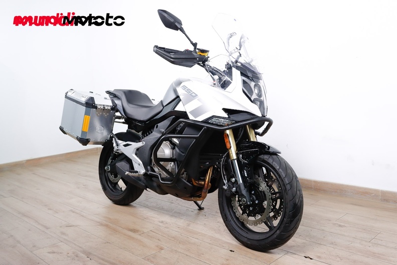 https://assets.mundimoto.com/images/3038f5d2-73e7-44ef-8341-39a041974d69/RIGHT_FRONT-0_medium.jpg